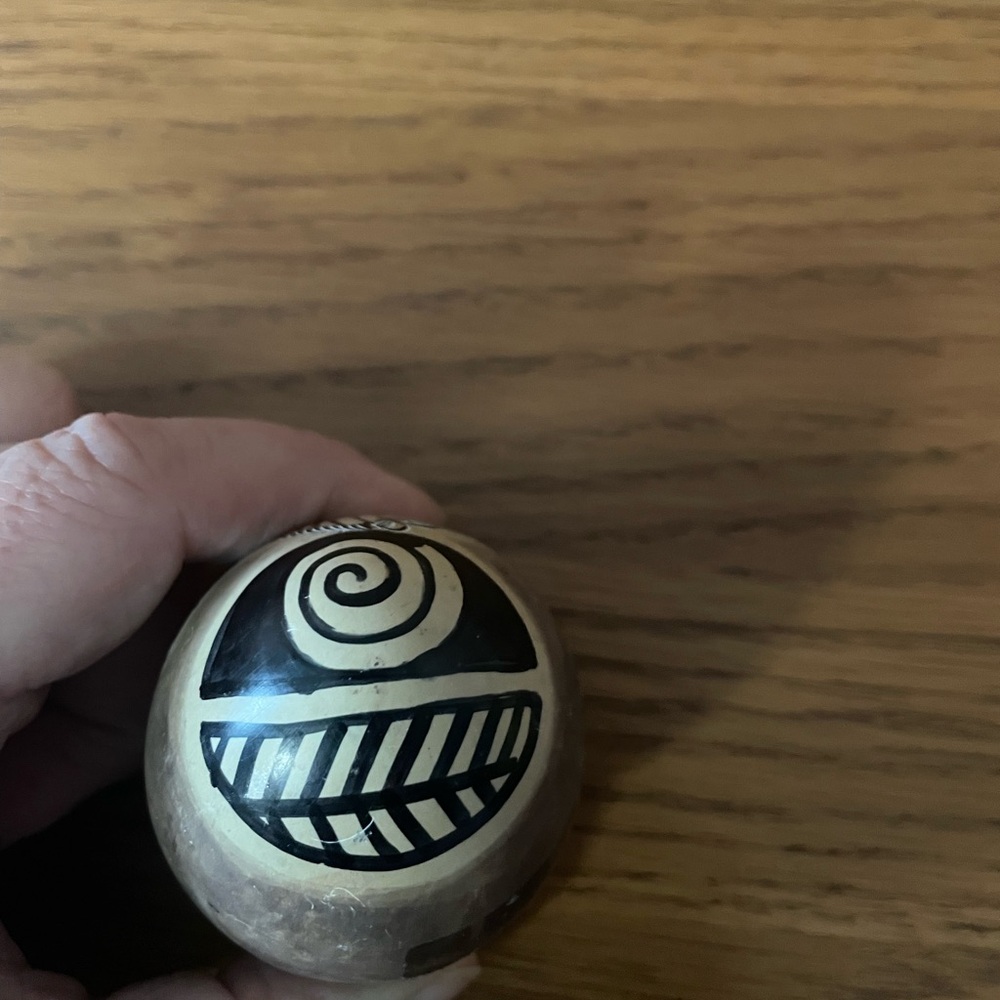 Lot of 2 Made in Kenya Carved Soap Stone Eggs - Picture 6 of 12